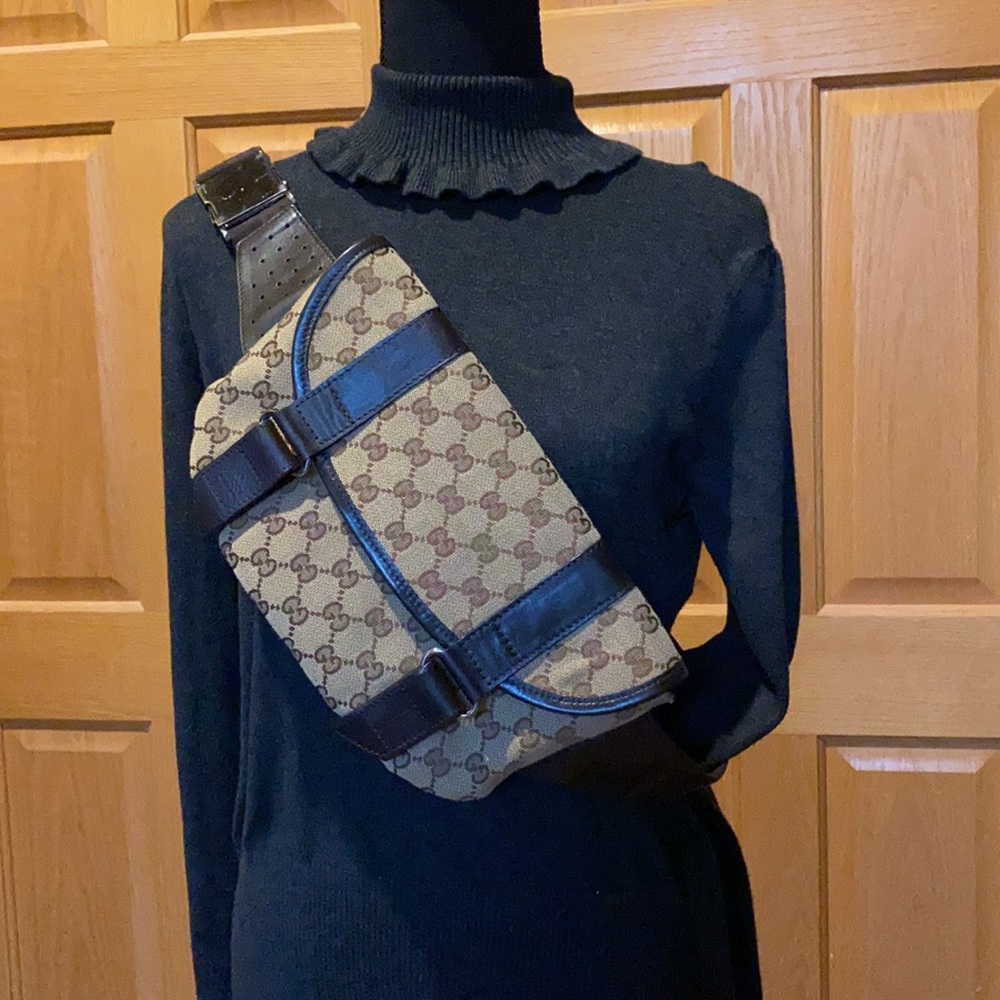 💯% authentic Rare Vintage Double Buckle Belt Bag GG Canvas Large 